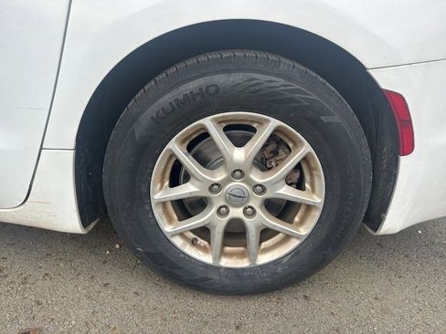 Used 2022 Chrysler Pacifica Touring-L image 9