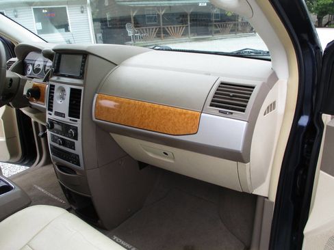 Used 2008 Chrysler Town & Country Limited w/ Entertainment Group #3 FWD image 23