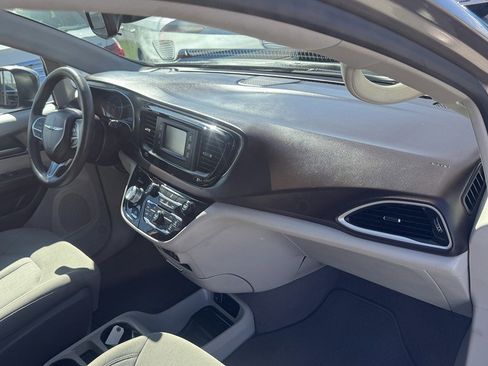 Used 2017 Chrysler Pacifica LX FWD image 27