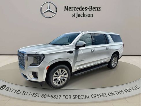 Used 2023 GMC Yukon XL Denali w/ Advanced Technology Package AWD/4WD image 4