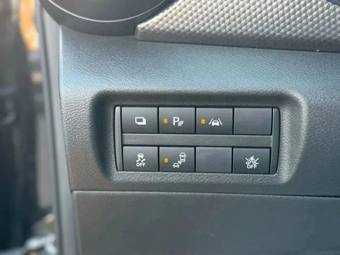 Used 2020 Nissan Kicks S image 19