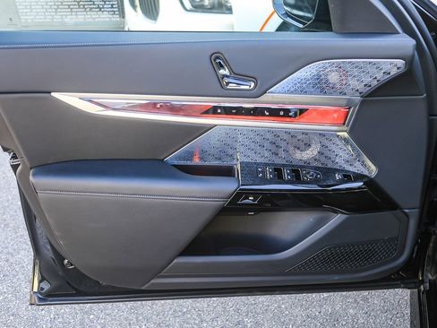 Used 2025 BMW 750e xDrive w/ Premium Package AWD/4WD image 17