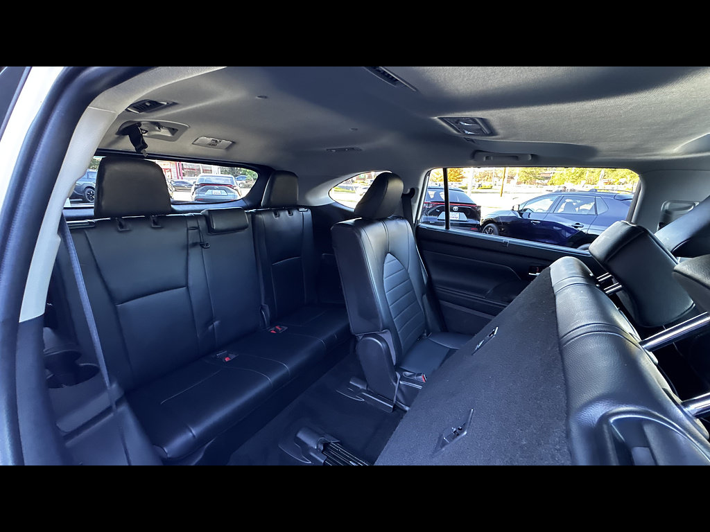 Used 2022 Toyota Highlander XLE AWD/4WD image 21