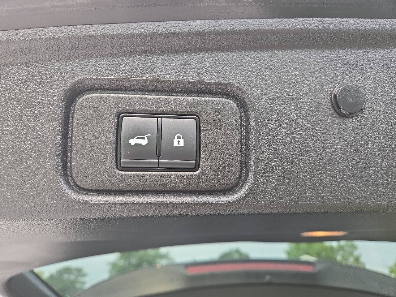 Used 2023 Nissan Pathfinder SL AWD/4WD image 9