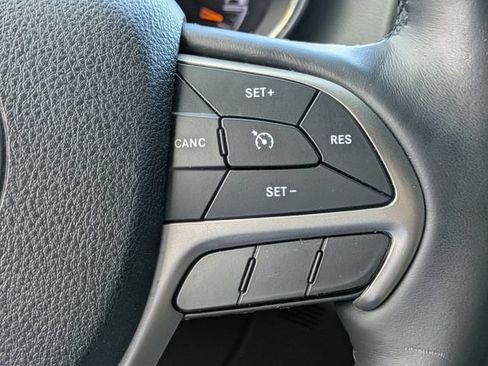 Used 2018 Jeep Grand Cherokee Altitude RWD image 29