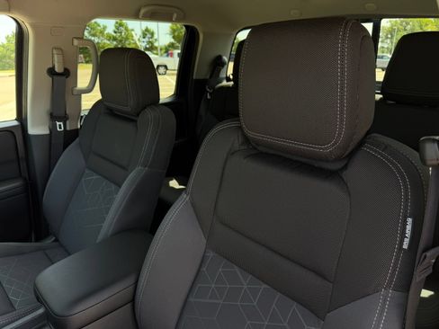 Used 2025 Nissan Frontier SV w/ SV Convenience Package RWD image 14