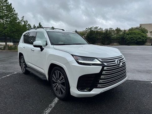 Used 2025 Lexus LX 600 4WD w/ Accessory Package (2T) image 6