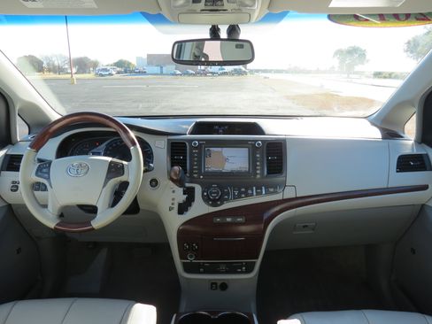 Used 2013 Toyota Sienna Limited image 10