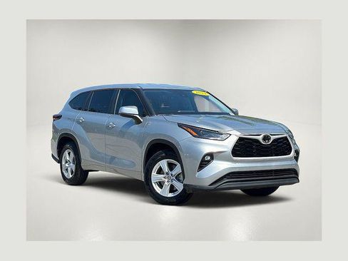 Certified 2024 Toyota Highlander LE FWD image 1