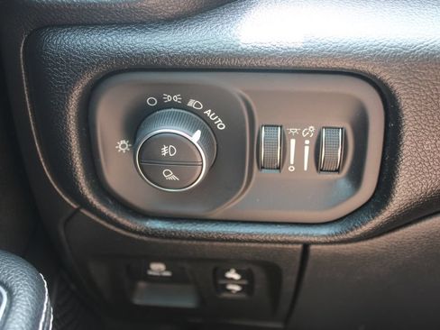 Used 2019 RAM 1500 Laramie w/ Sport Appearance Package AWD/4WD image 28