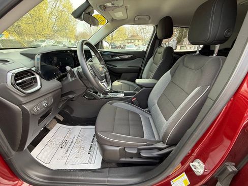 Used 2024 Chevrolet TrailBlazer LT w/ LT Cold Weather Package AWD/4WD image 17