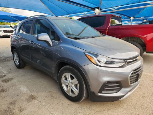 Used 2020 Chevrolet Trax LT w/ LT Convenience Package image 1