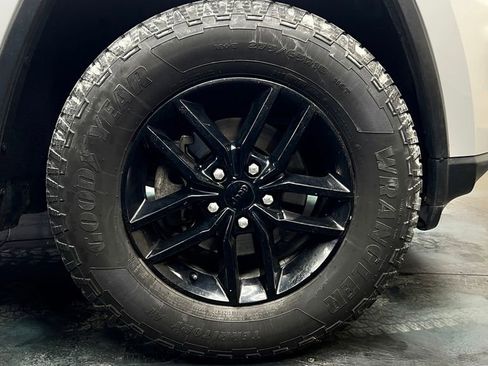 Used 2019 Jeep Grand Cherokee Limited AWD/4WD image 21