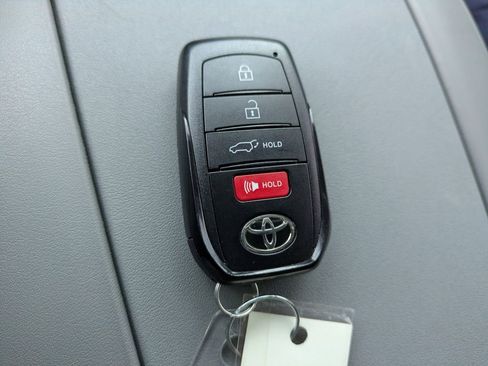 Used 2024 Toyota Highlander XLE image 31