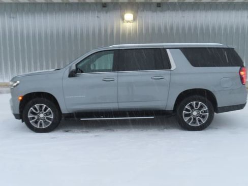 Used 2024 Chevrolet Suburban LT w/ Luxury Package image 8