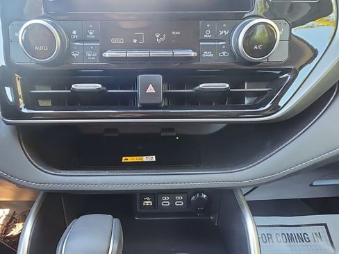 Used 2024 Toyota Highlander XLE AWD/4WD image 24
