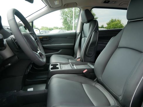 New 2026 Honda Odyssey Touring image 9