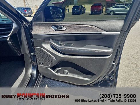 Used 2023 Jeep Grand Cherokee Limited w/ Luxury Tech Group II AWD/4WD image 45