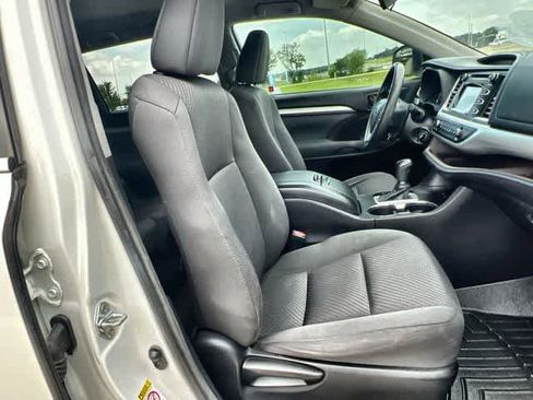 Used 2018 Toyota Highlander LE FWD image 12