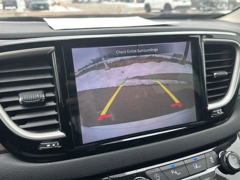 Used 2024 Chrysler Pacifica Touring-L image 18