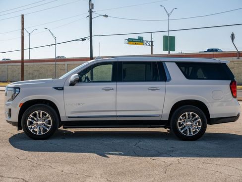 Used 2023 GMC Yukon XL SLT w/ SLT Premium Package image 4