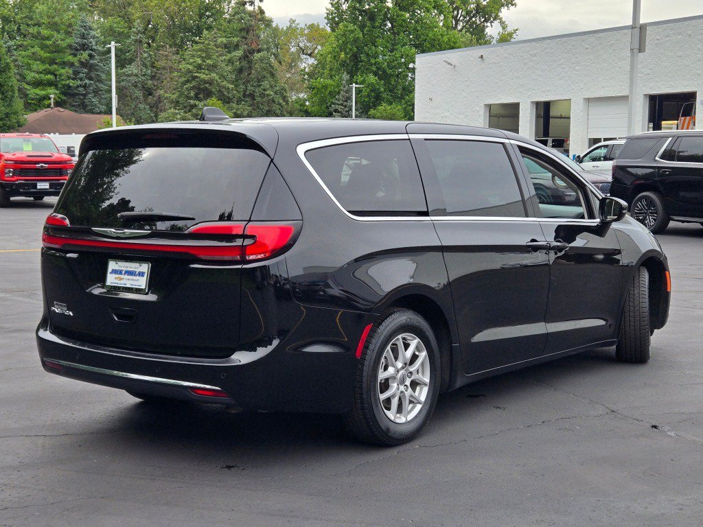 Used 2024 Chrysler Pacifica Touring-L FWD image 10
