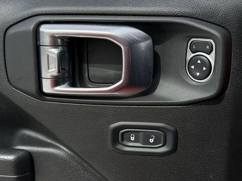 Used 2025 Jeep Wrangler Rubicon image 20