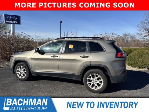 Used 2016 Jeep Cherokee Sport image 9