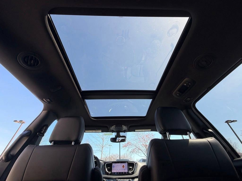 New 2026 Chrysler Pacifica Select FWD image 31