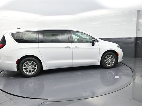 New 2026 Chrysler Pacifica Select image 8