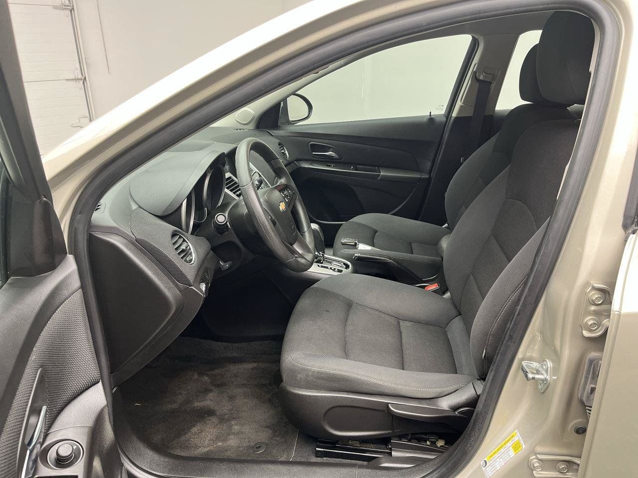 Used 2016 Chevrolet Cruze LT w/ Technology Package FWD image 3