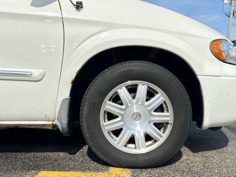 Used 2006 Chrysler Town & Country Touring image 13
