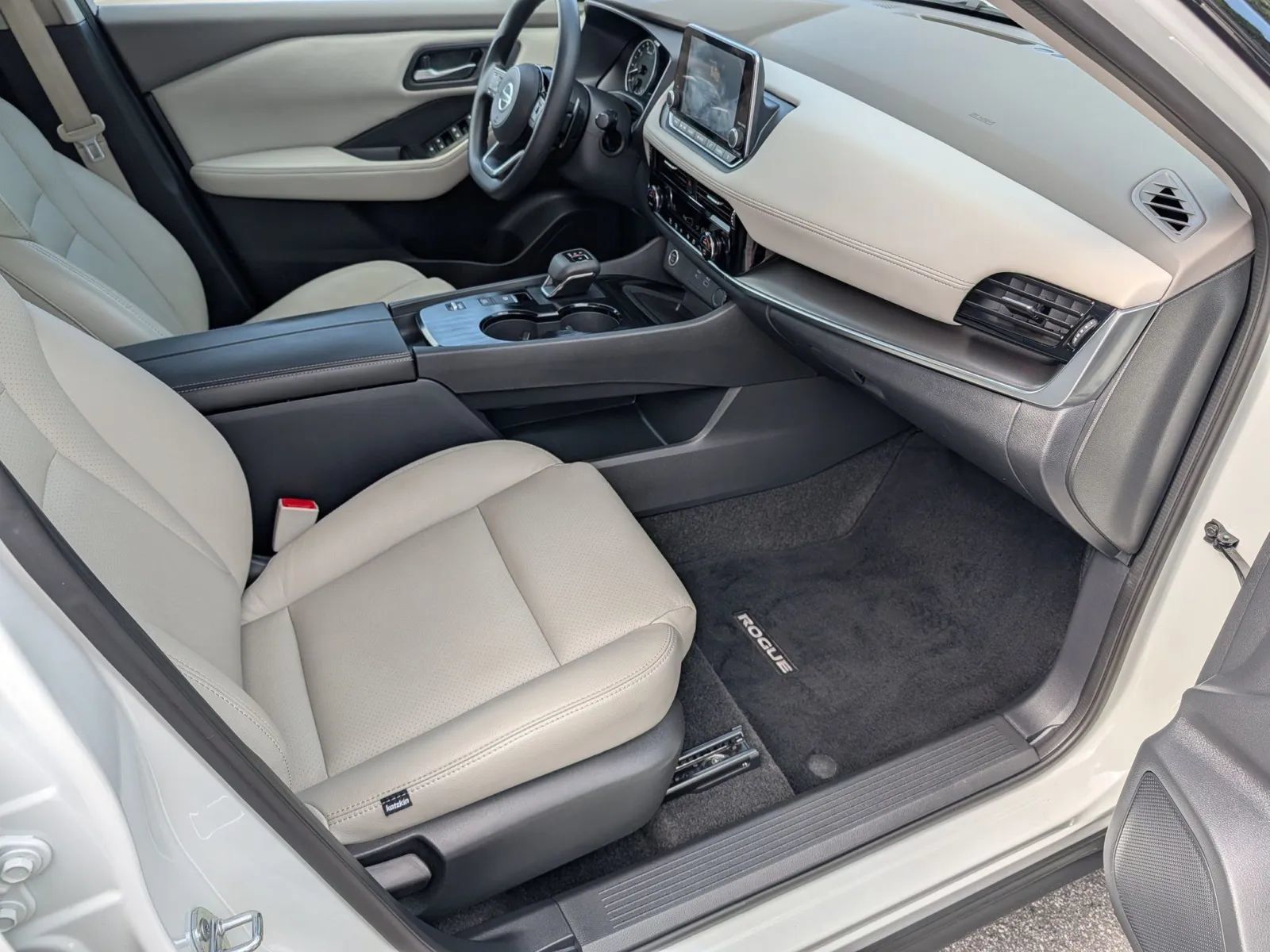 Used 2021 Nissan Rogue SV FWD image 12