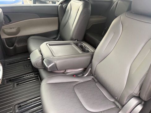 Certified 2026 Kia Carnival EX image 25