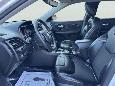 Used 2019 Jeep Cherokee Trailhawk w/ Cold Weather Group AWD/4WD image 9