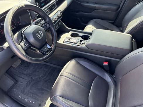 Used 2025 Honda Pilot Black Edition image 9