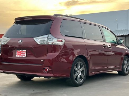 Used 2017 Toyota Sienna SE image 3