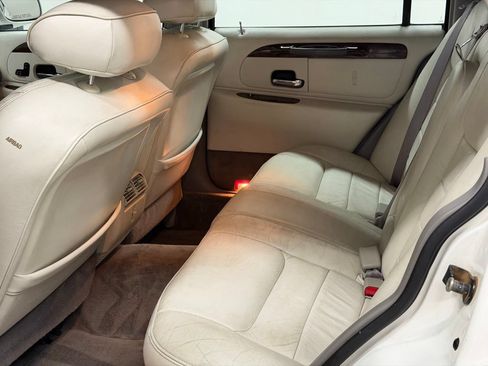 Used 2000 Lincoln Town Car Executive RWD image 22