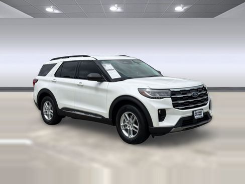 Certified 2025 Ford Explorer Active w/ Active Comfort Package RWD image 7