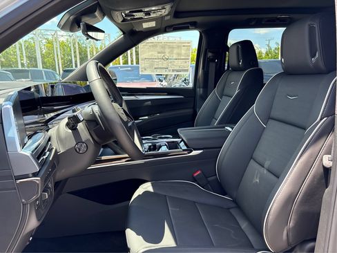 New 2026 Cadillac Escalade ESV Luxury AWD/4WD image 9