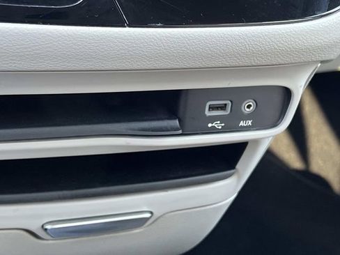 Used 2017 Chrysler Pacifica Touring-L FWD image 26