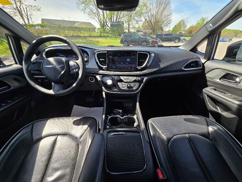 Used 2025 Chrysler Pacifica Limited FWD image 17