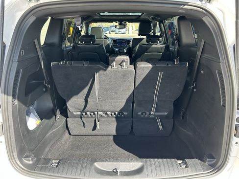 Used 2025 Chrysler Pacifica Limited image 23