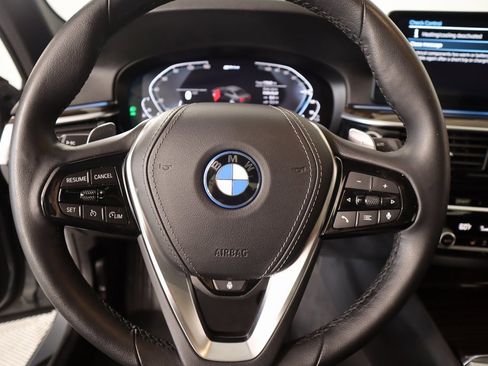 Used 2023 BMW 530e w/ Premium Package image 4