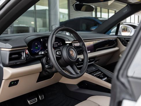 New 2025 Porsche Macan 4S Electric image 4