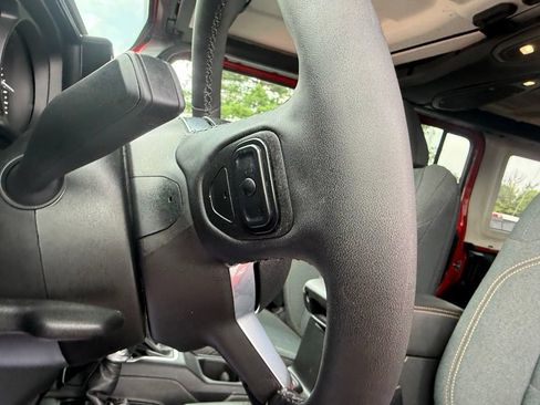 Used 2025 Jeep Wrangler Unlimited Sahara w/ Safety Group AWD/4WD image 17