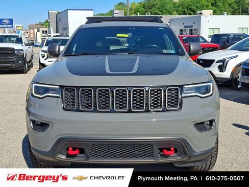 Used 2021 Jeep Grand Cherokee Trailhawk w/ Trailhawk Luxury Group AWD/4WD image 3