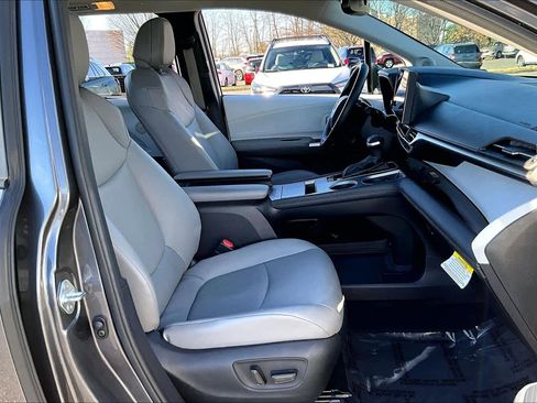 Used 2025 Toyota Sienna XLE image 9