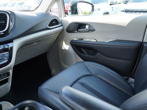 Used 2024 Chrysler Pacifica Touring-L FWD image 14