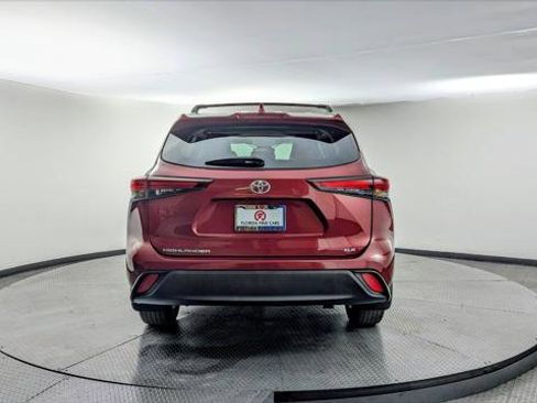 Used 2024 Toyota Highlander XLE image 4